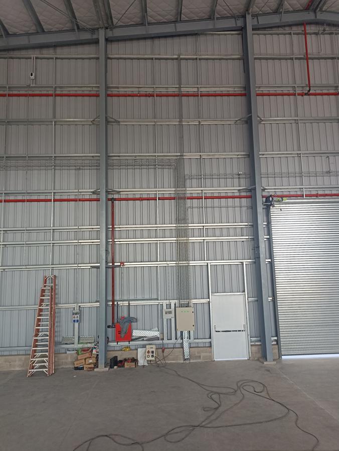 Interior de hangar con montante y tableros