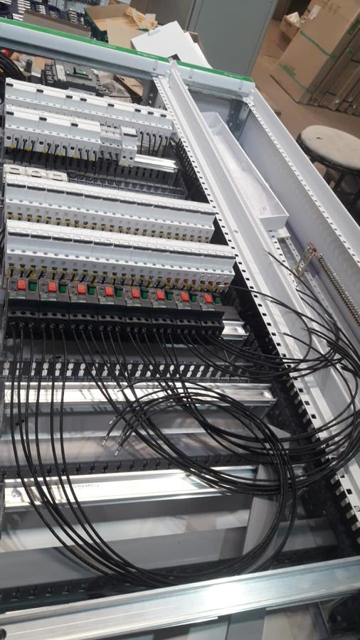 Interior de tablero con cableado ordenado